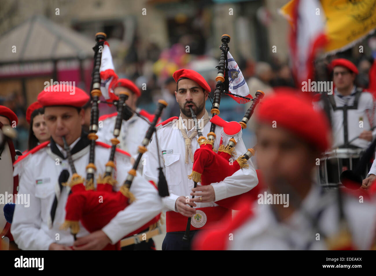 Bethléem. 6 janvier, 2015. Les scouts palestiniens durant les célébrations du Noël orthodoxe, à la place de la crèche à l'extérieur de l'église de la Nativité dans la ville cisjordanienne de Bethléem le 6 janvier 2015. Credit : Luay Sababa/Xinhua/Alamy Live News Banque D'Images