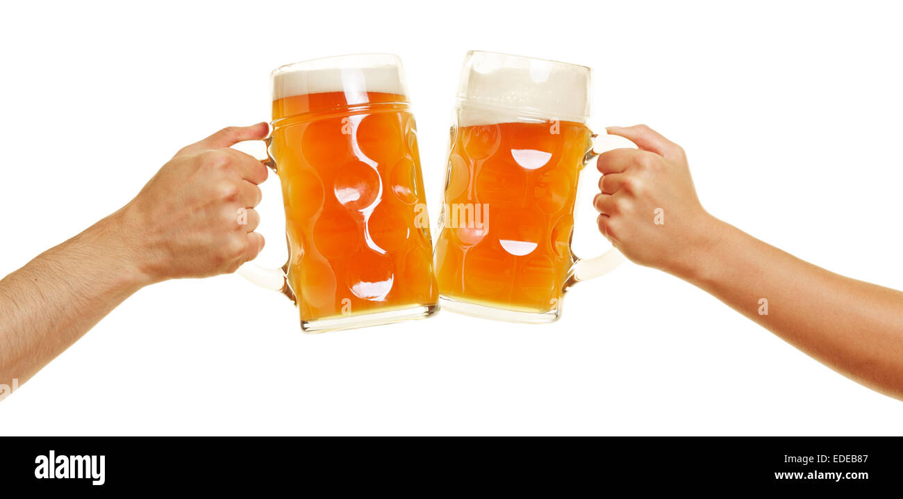Deux mains clinking beer verres pour un cheer Banque D'Images