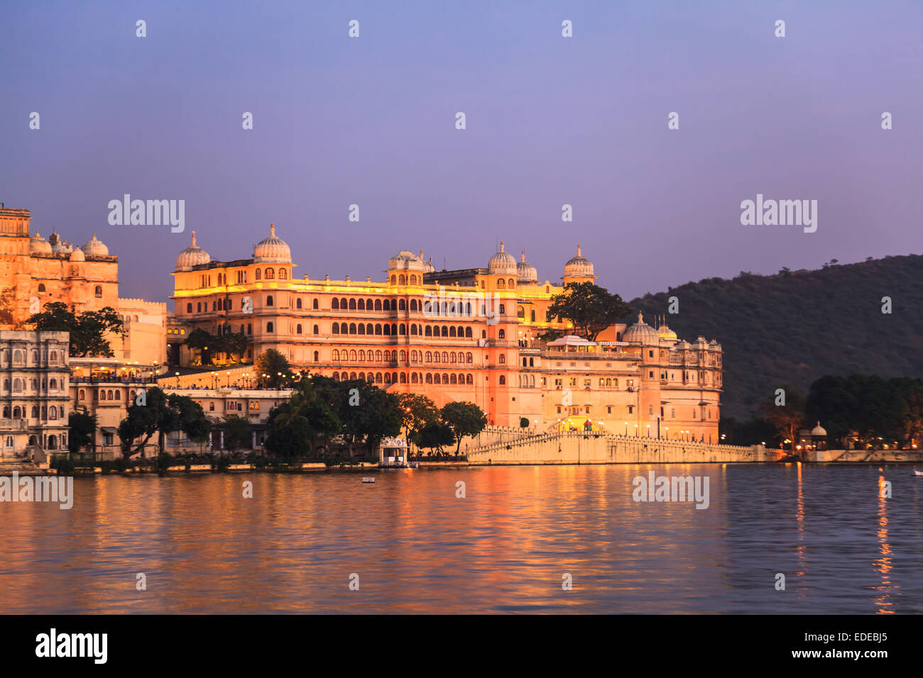 City Palace d'Udaipur au Rajasthan, Inde le soir ÉTAT Banque D'Images