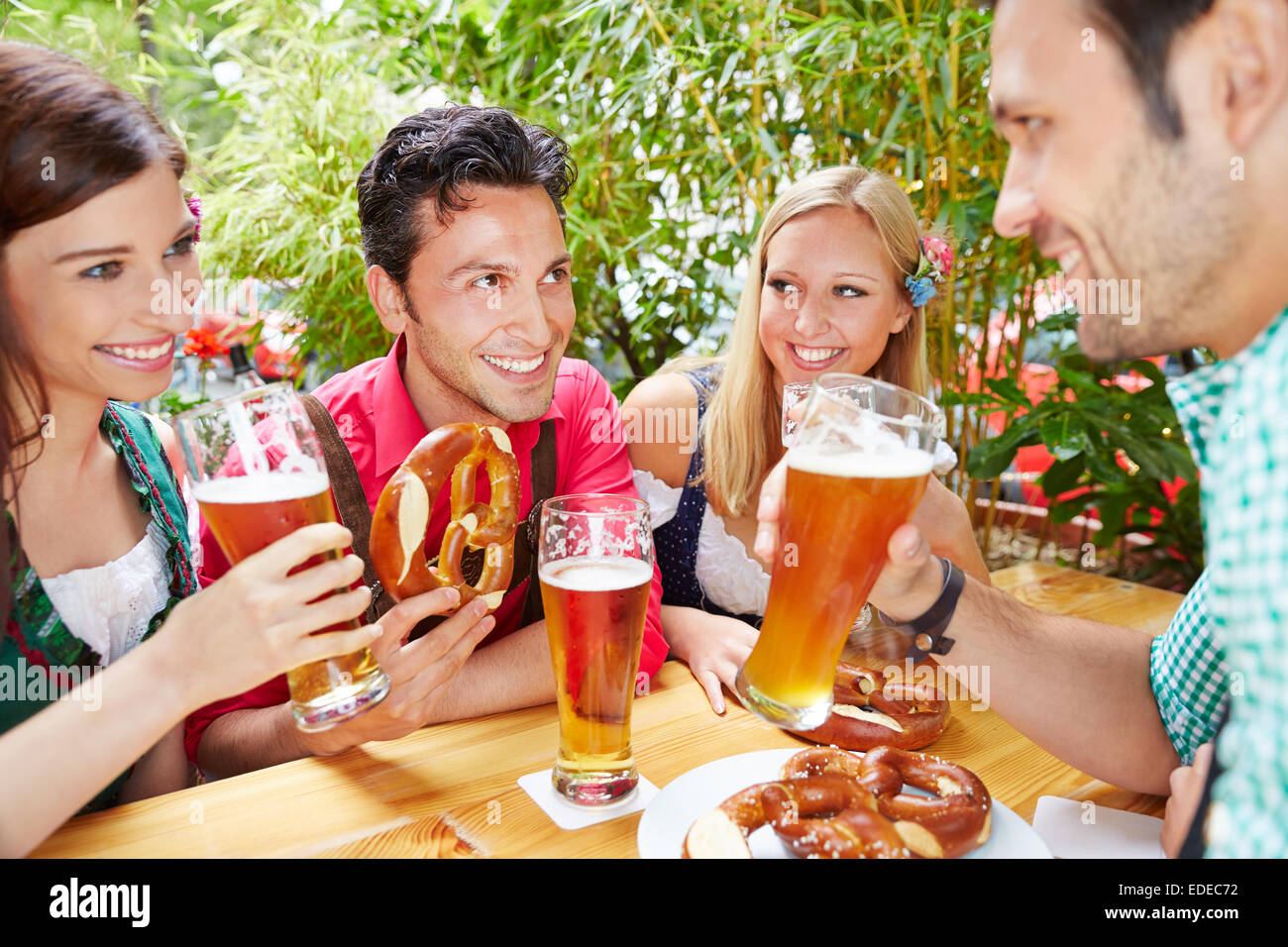 Groupe de professionnels amis parler dans le café en plein air en été en Bavière Banque D'Images