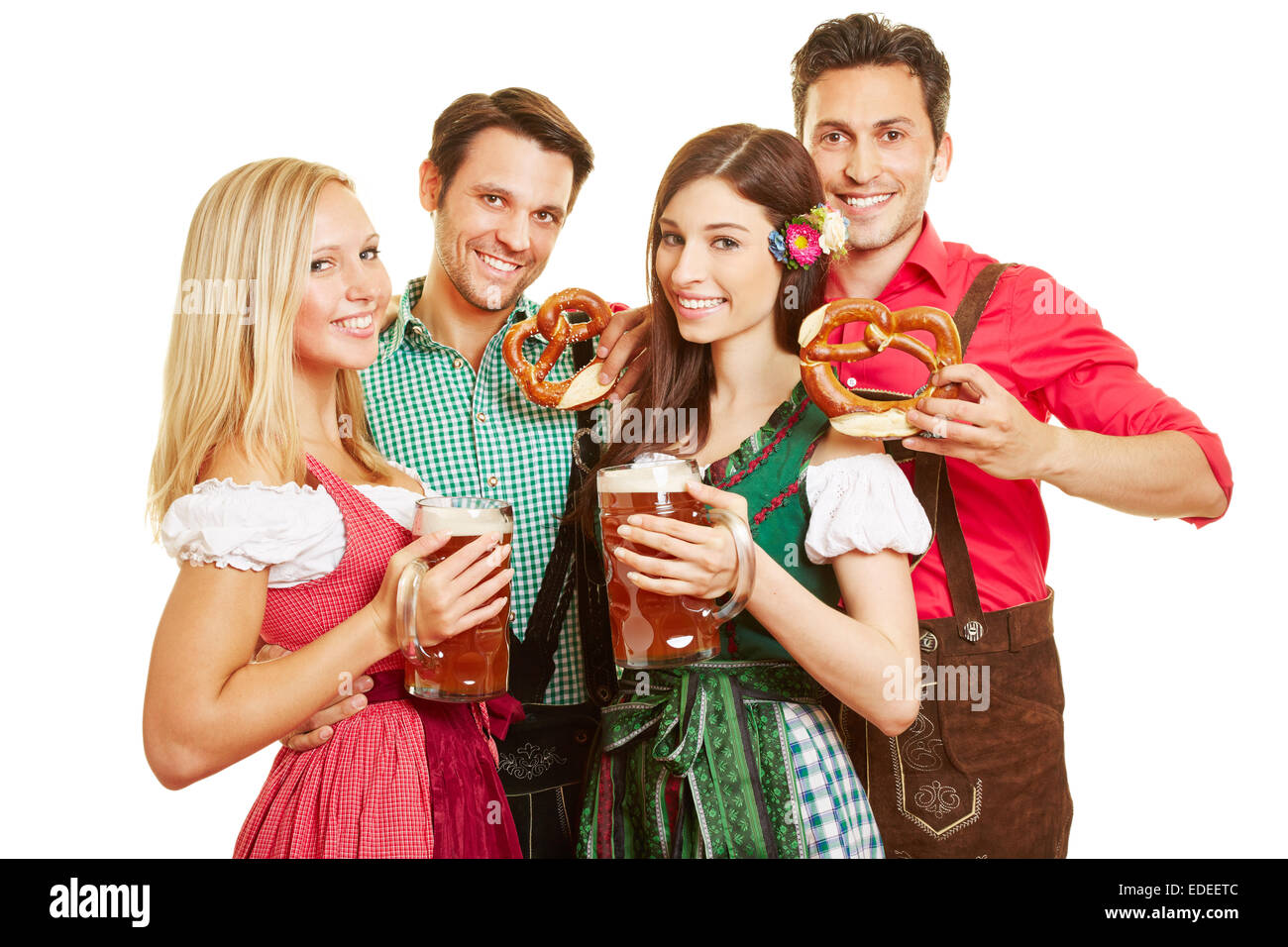 Groupe de gens heureux à l'Oktoberfest avec bière et bretzel Banque D'Images