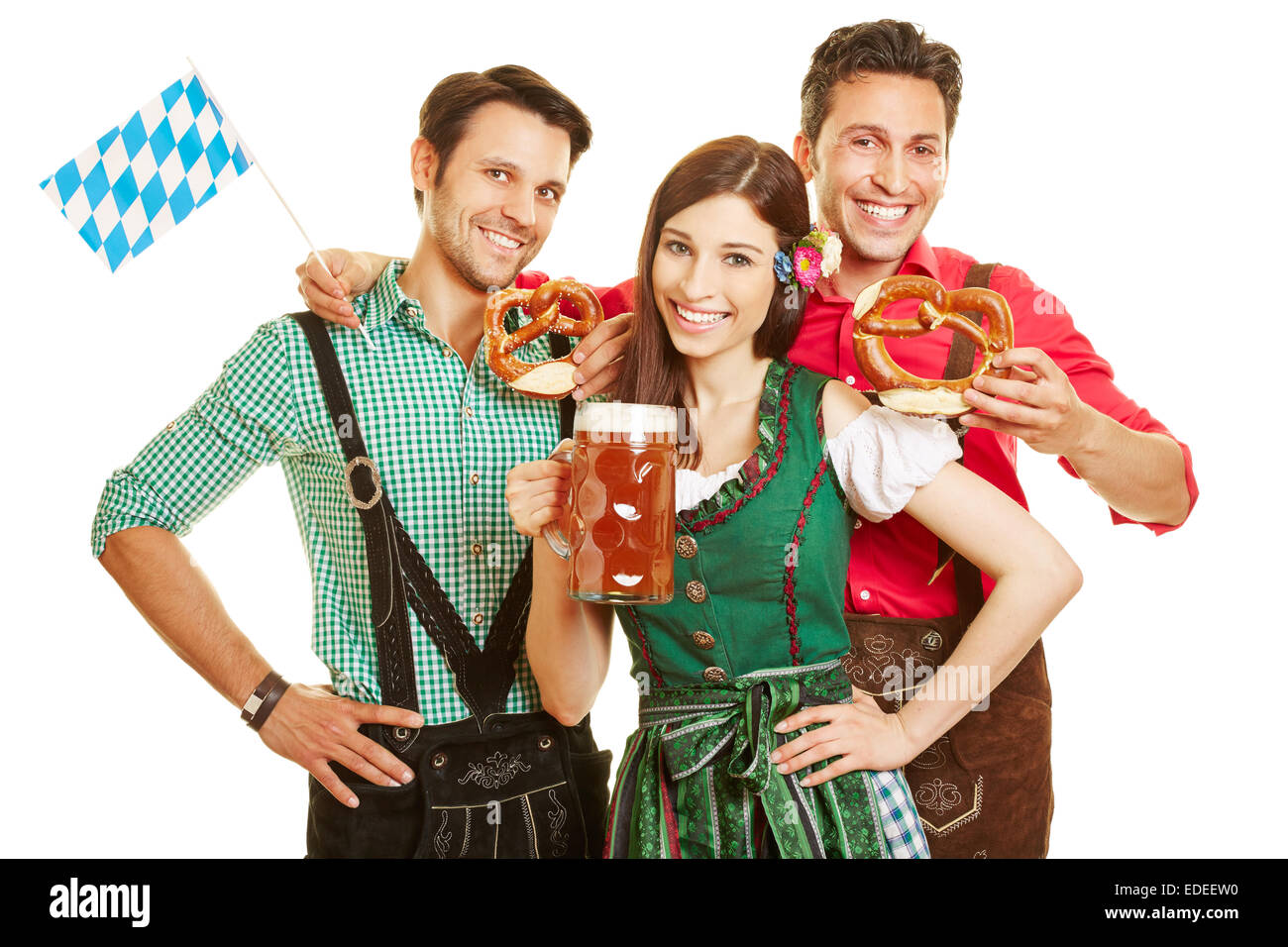 Smiling friends en Bavière avec bière et bretzel holding drapeau bavarois Banque D'Images