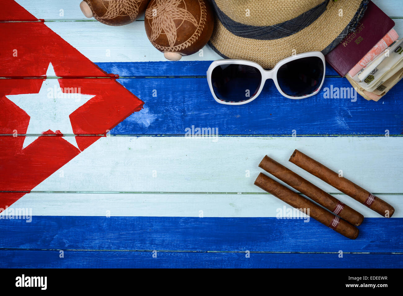 Cigares Cubains sur Cuba drapeau national avec accessoires touristiques et  le communisme articles connexes Photo Stock - Alamy