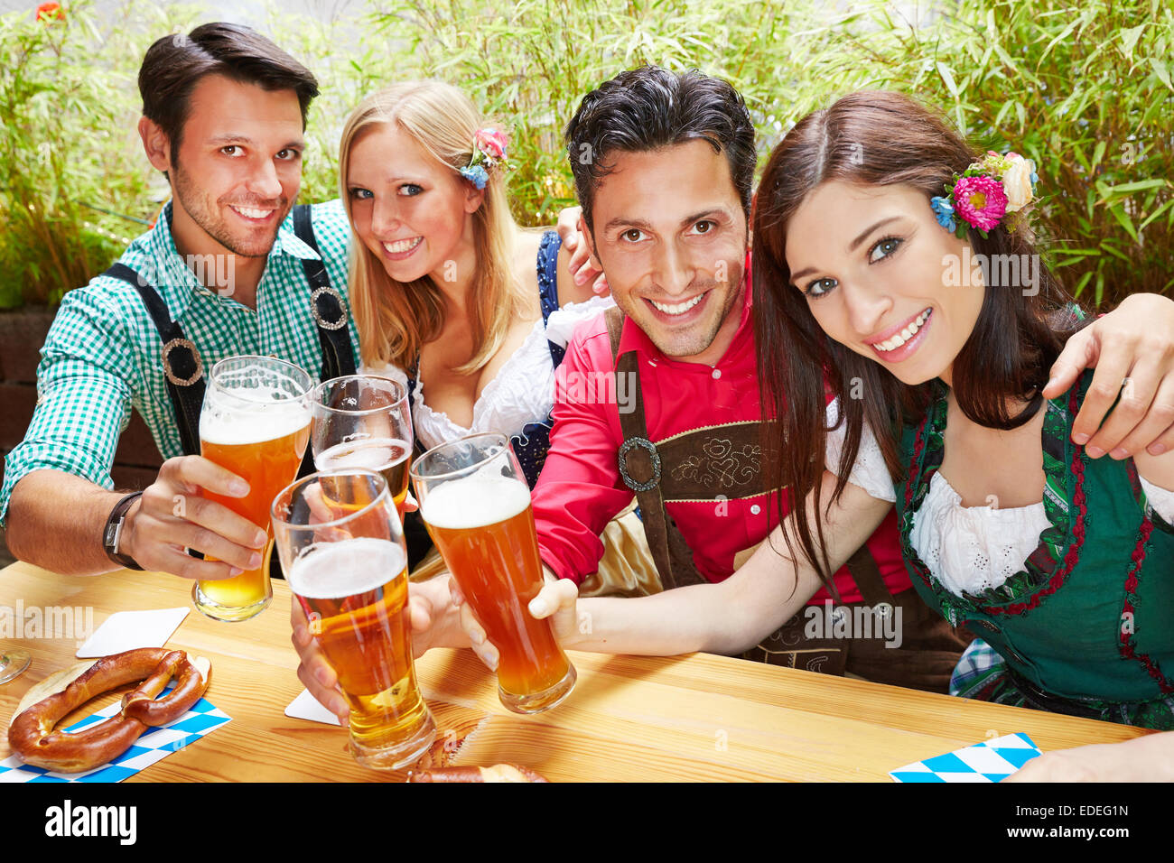 Les amis de la bière en Bavière clinking glasses en été dans un jardin de bière Banque D'Images