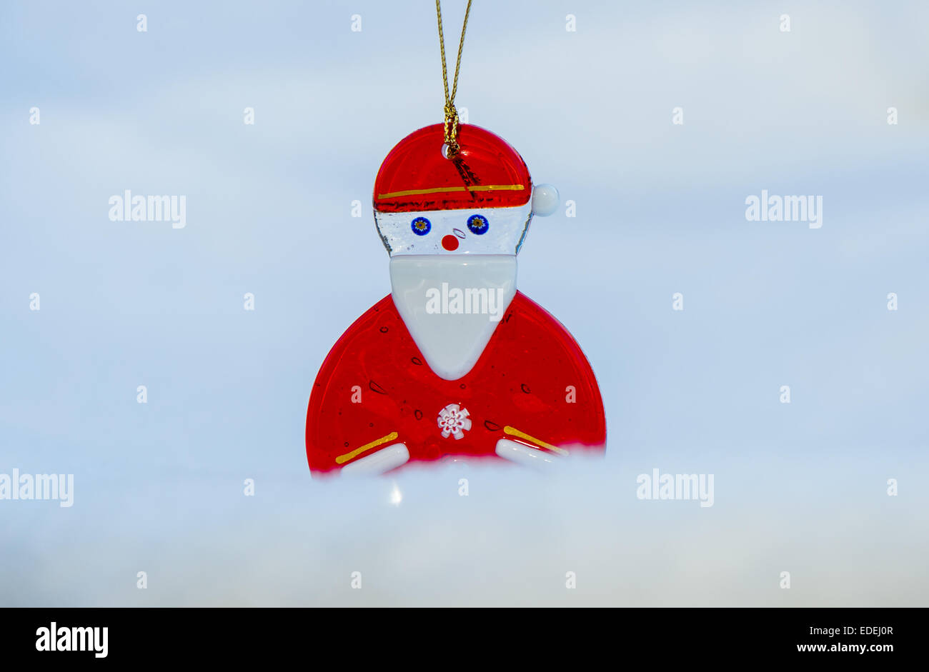 Petit verre décoration d'arbre de Noël de Santa Claus ou Père Noël dans la neige Banque D'Images