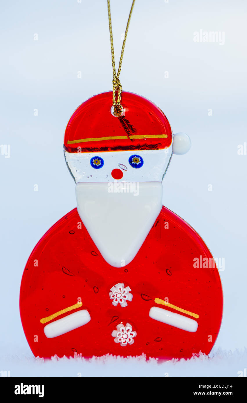 Petit verre décoration d'arbre de Noël de Santa Claus ou Père Noël dans la neige Banque D'Images