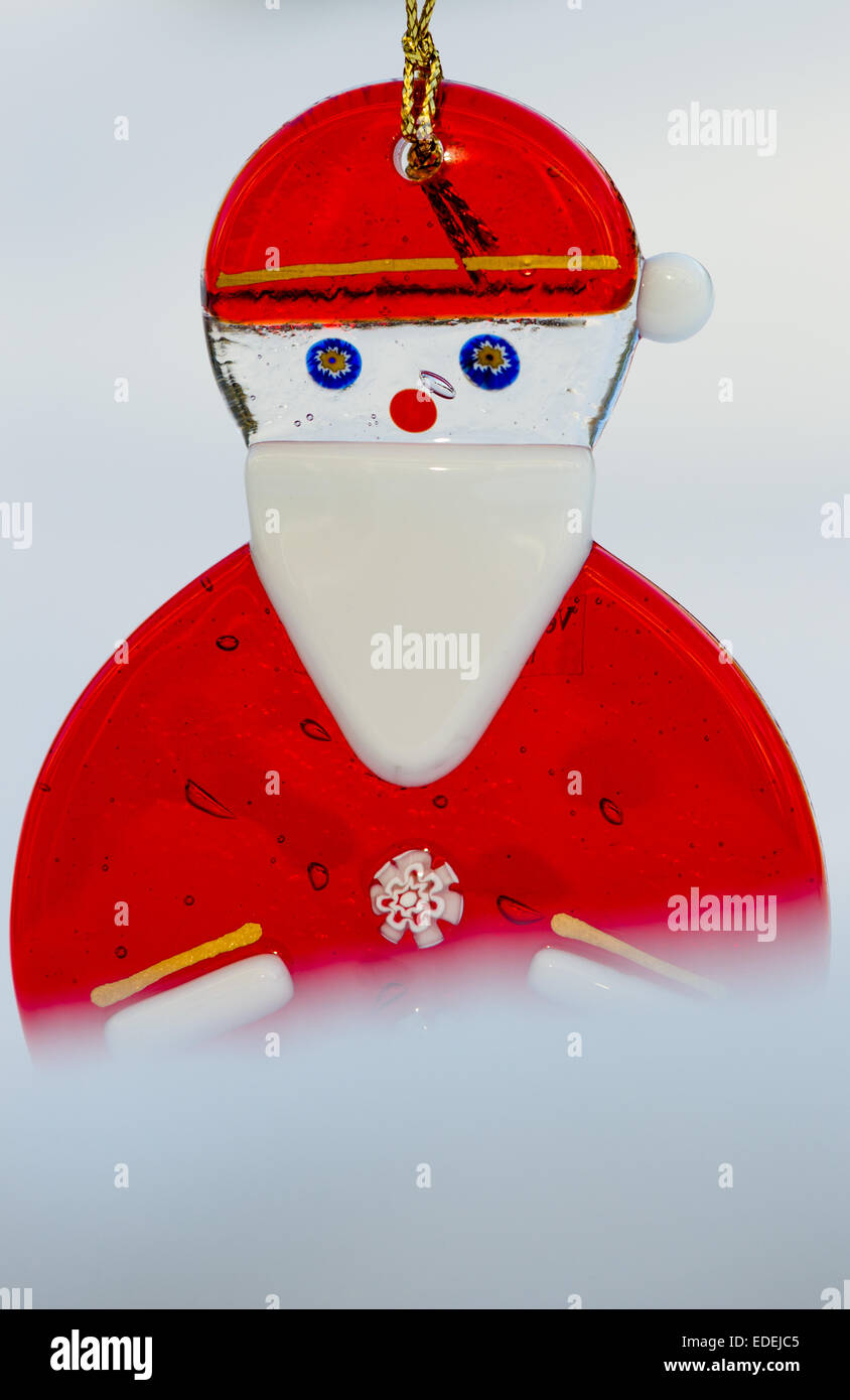 Petit verre décoration d'arbre de Noël de Santa Claus ou Père Noël dans la neige Banque D'Images