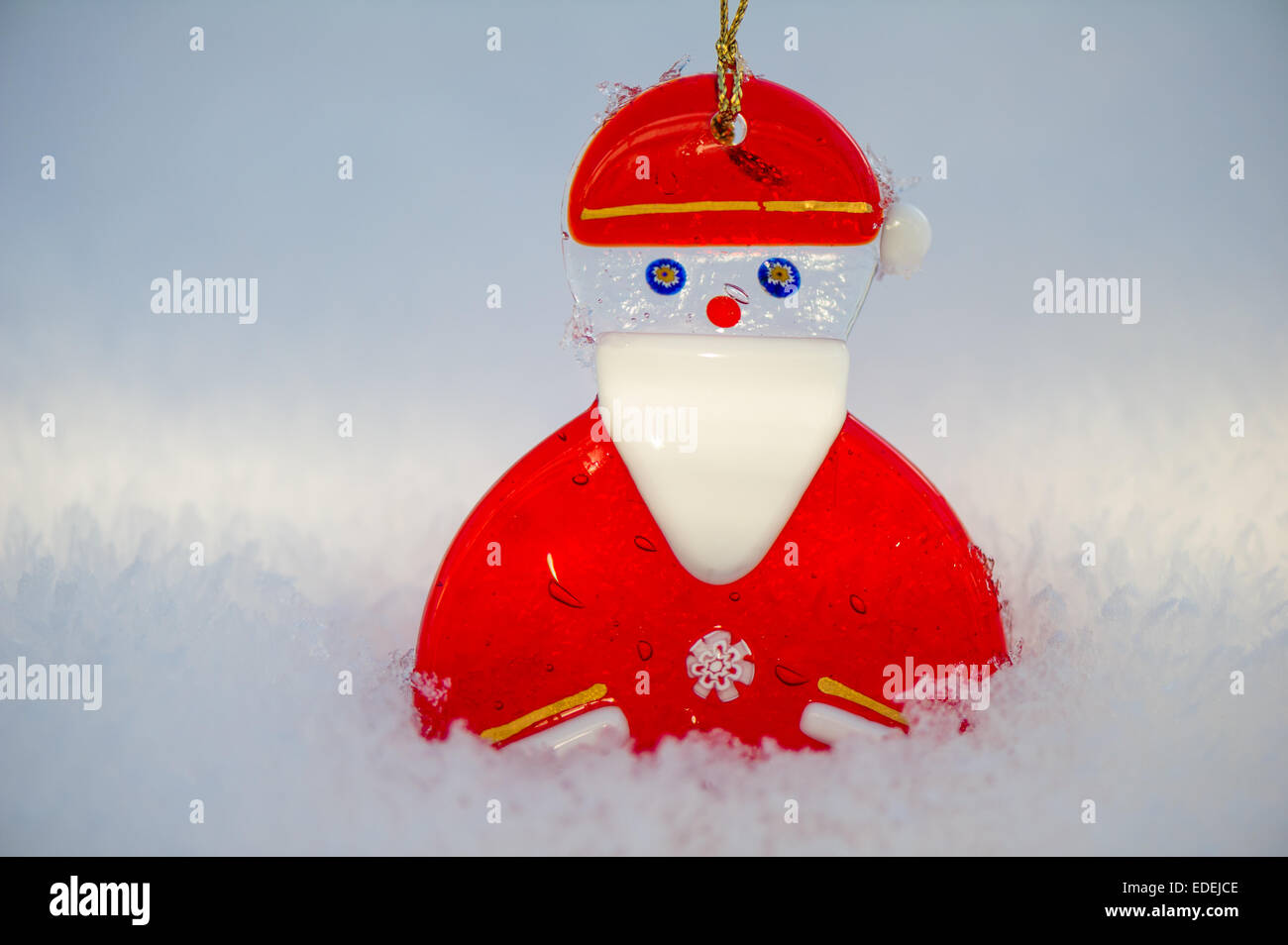 Petit verre décoration d'arbre de Noël de Santa Claus ou Père Noël dans la neige Banque D'Images