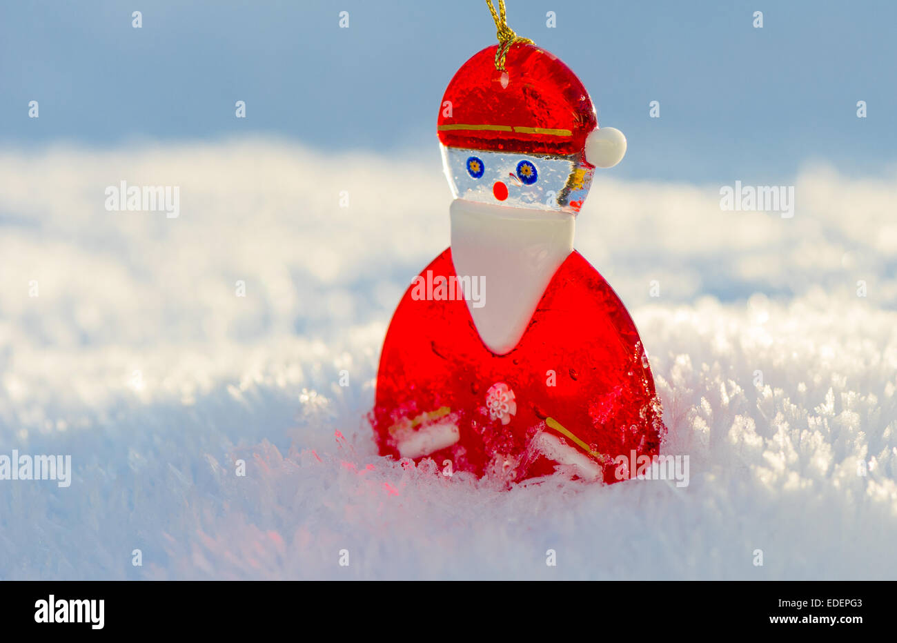 Petit verre décoration d'arbre de Noël de Santa Claus ou Père Noël dans la neige Banque D'Images