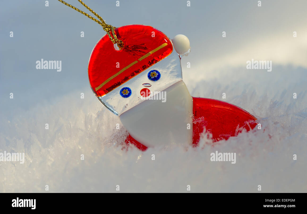 Petit verre décoration d'arbre de Noël de Santa Claus ou Père Noël dans la neige Banque D'Images