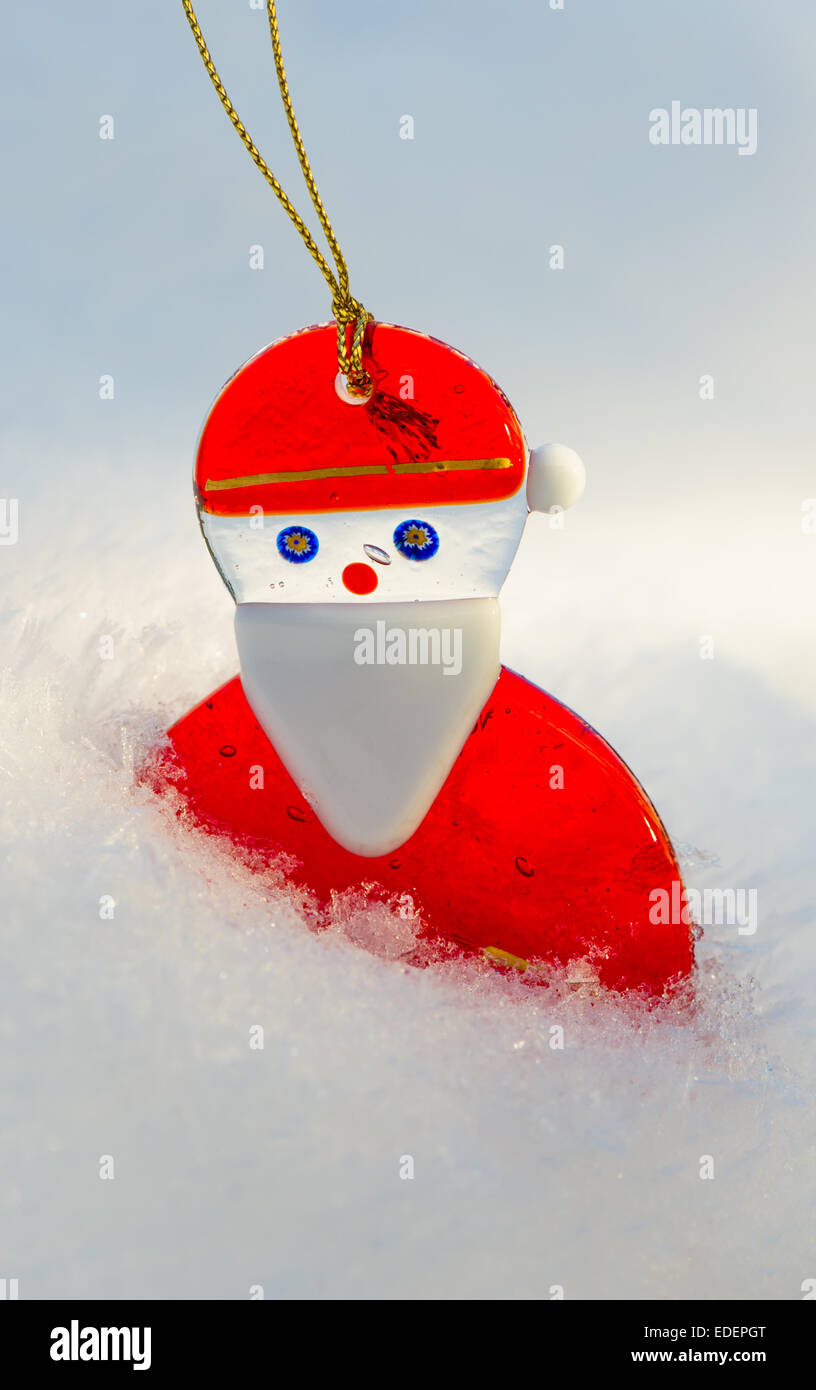 Petit verre décoration d'arbre de Noël de Santa Claus ou Père Noël dans la neige Banque D'Images