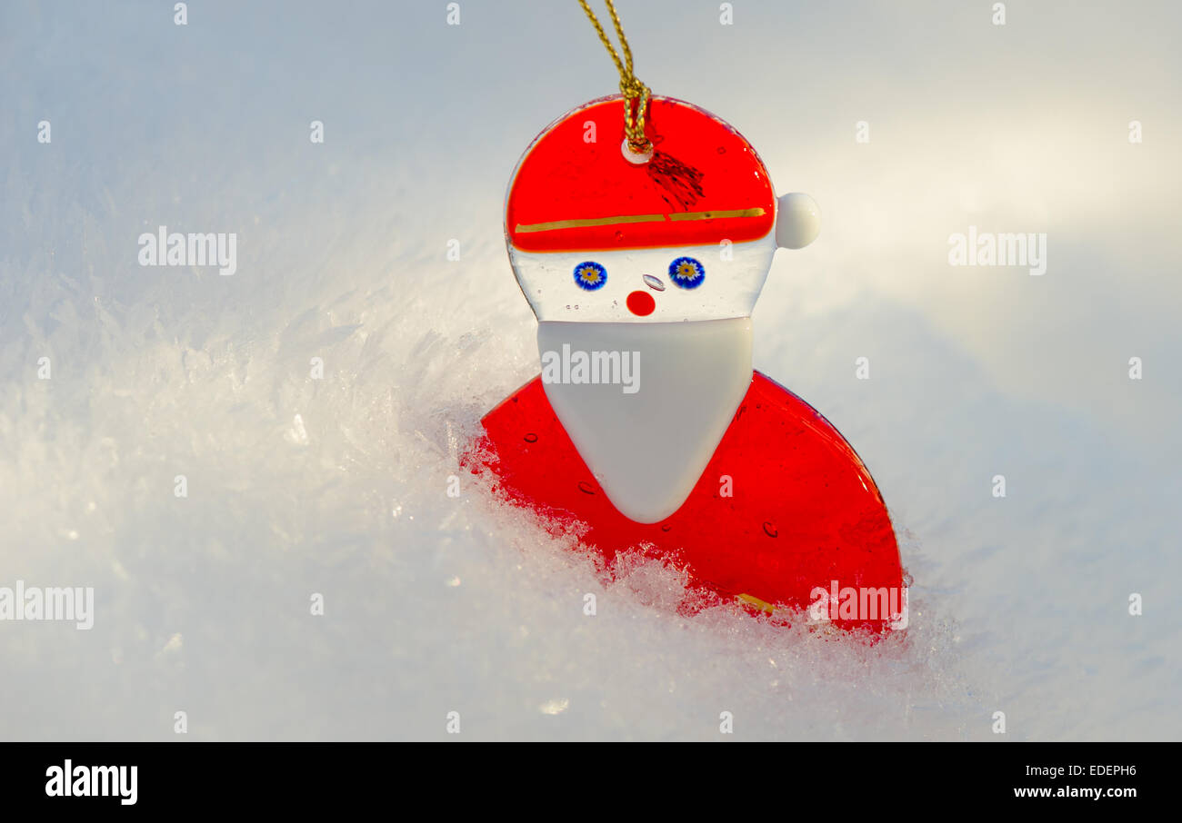 Petit verre décoration d'arbre de Noël de Santa Claus ou Père Noël dans la neige Banque D'Images