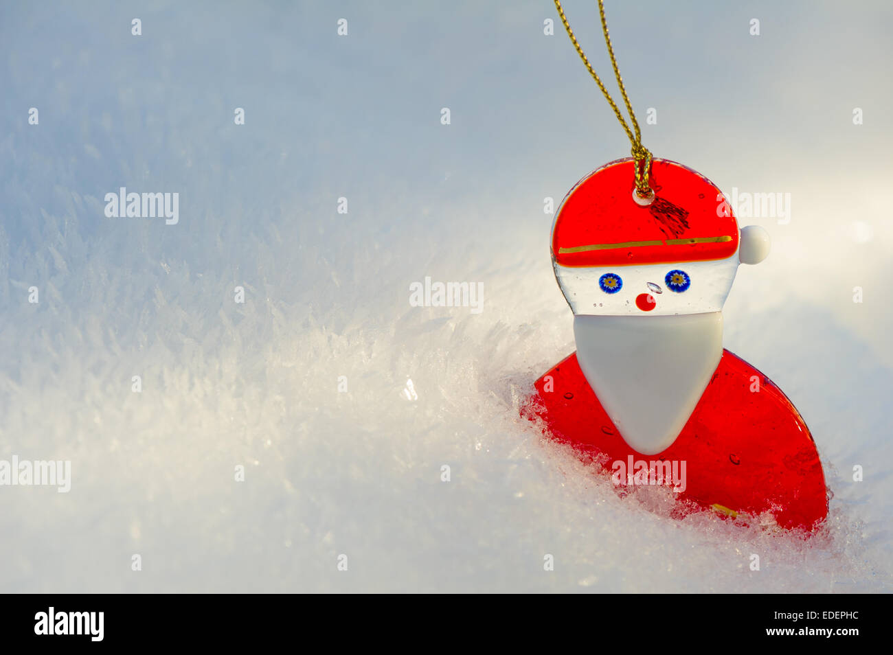Petit verre décoration d'arbre de Noël de Santa Claus ou Père Noël dans la neige Banque D'Images