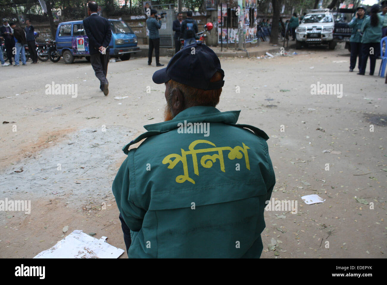 Dhaka, Bangladesh. 6 janvier, 2015. Président de BNP Khaleda Zia est encore confinée à ses internautes bureau où elle a été depuis le samedi soir. La porte principale est toujours sous clé pendant qu'un agent de police à la recherche de l'anonymat a dit qu'il y a autour de 100 policiers déployés autour de Khaled'un bureau. Mamunur Rashid/crédit : Alamy Live News Banque D'Images