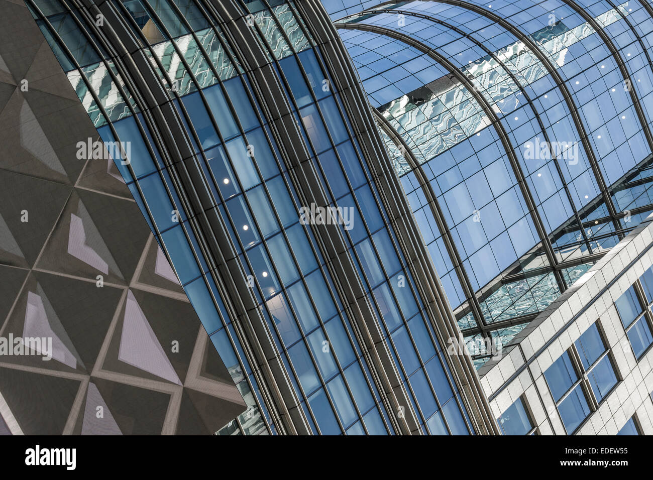 Un haut bâtiment de verre domine Manhattan dans la ville de New York. Banque D'Images