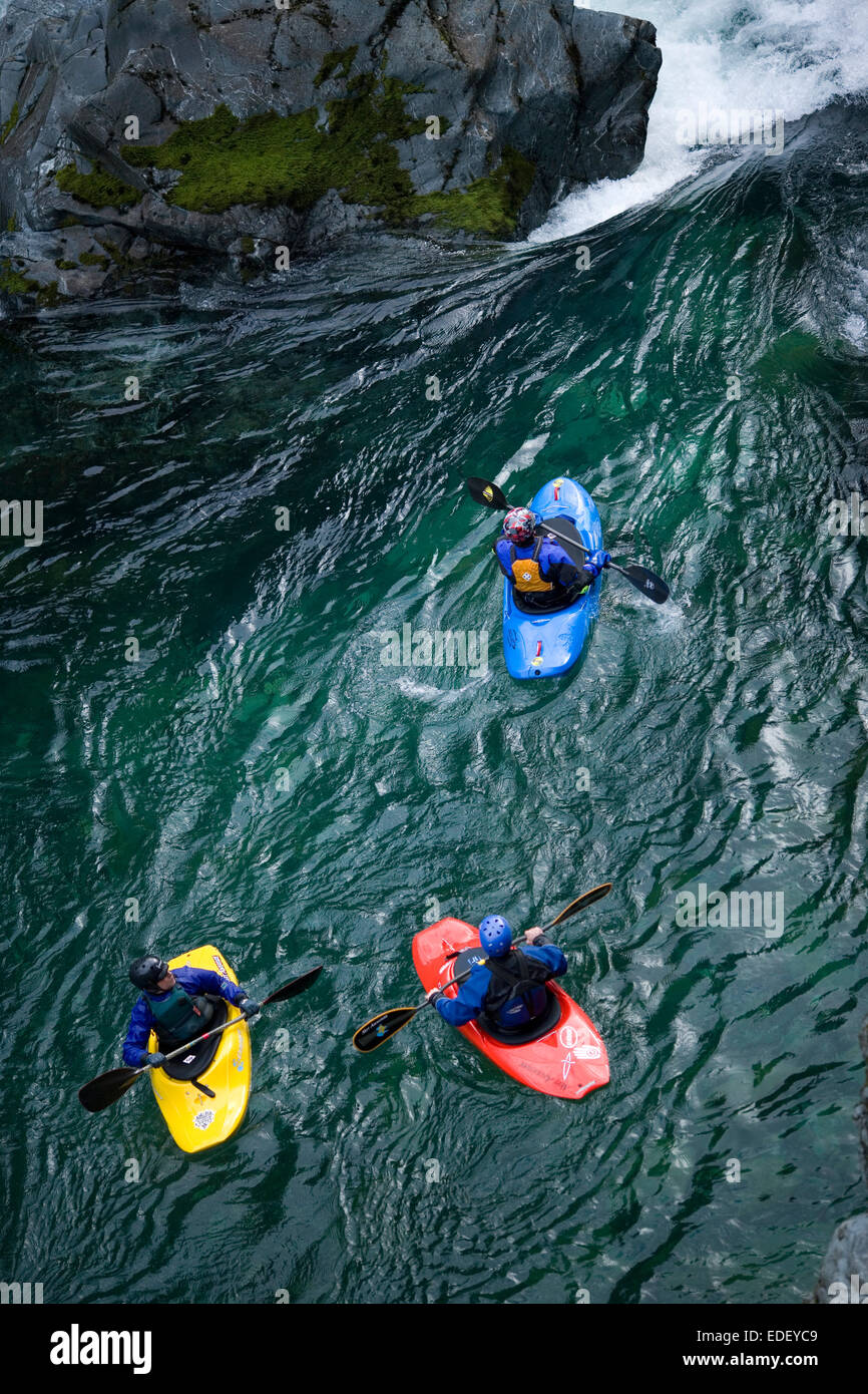 Les kayakistes naviguer dans un falls Banque D'Images