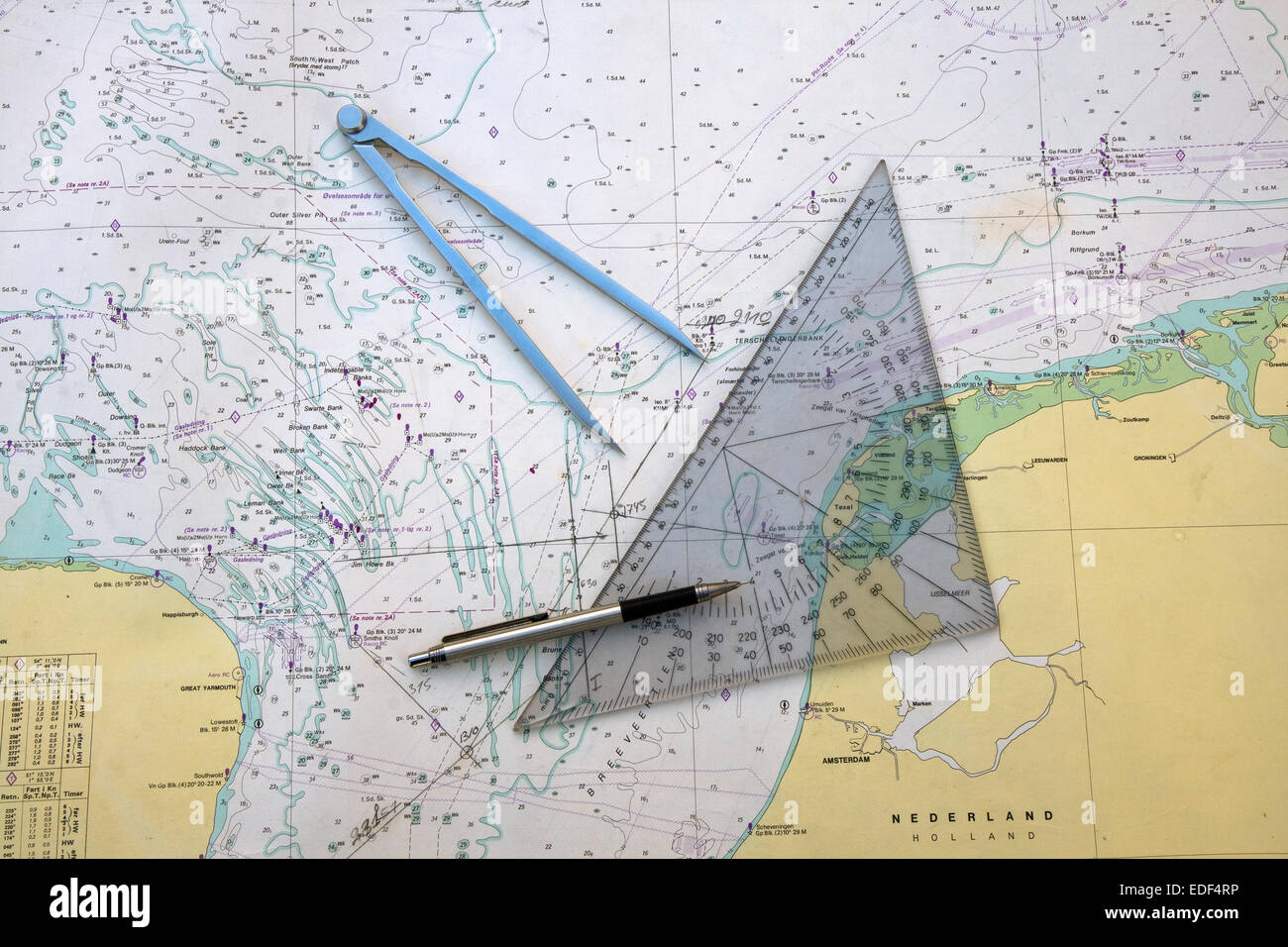 Triangle de navigation, un crayon et un compas sur une carte Banque D'Images