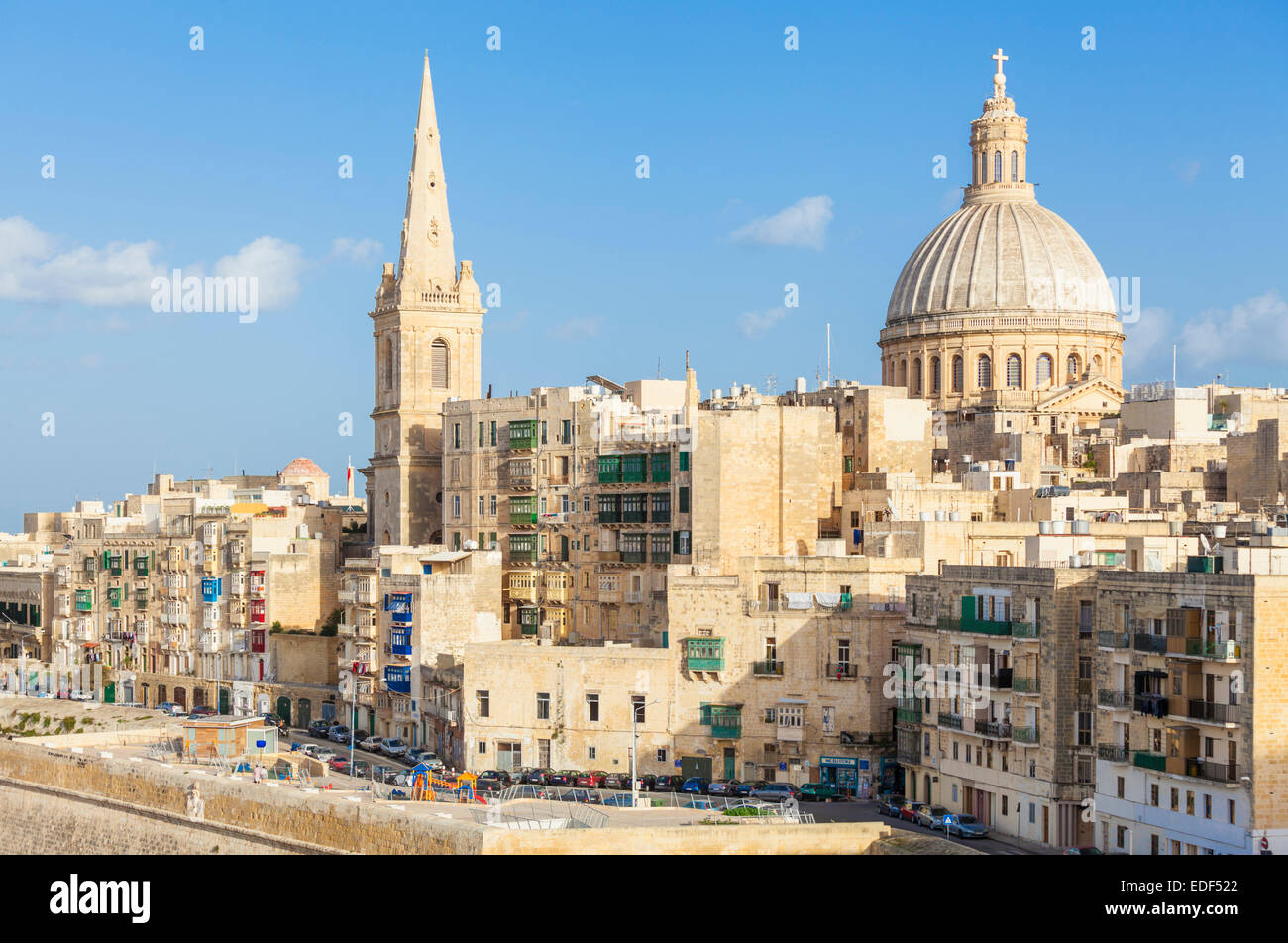 Toits de la valette avec le dôme de l'église des Carmes et St Pauls Cathédrale anglicane La Valette Malte eu Europe Banque D'Images