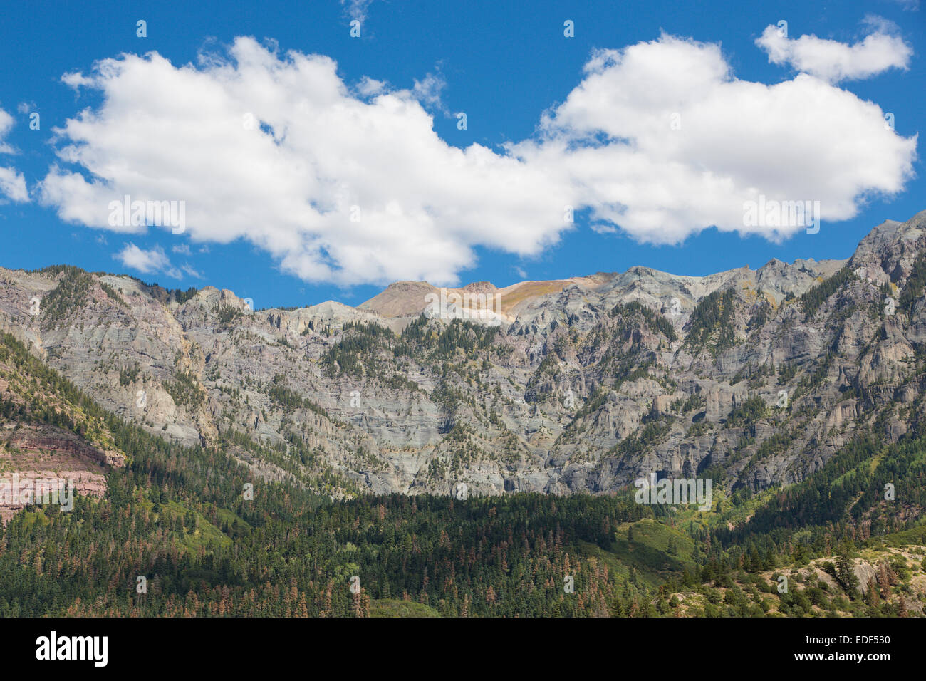 Montagnes autour de maison victorienne historique ville de montagne de cascade dans les montagnes de San Juan au Colorado Banque D'Images