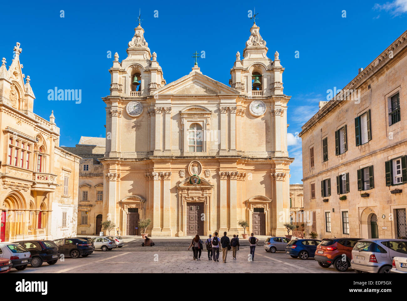 La Cathédrale St Paul et St Pauls Square avec les touristes de l'Europe Malte Mdina Banque D'Images