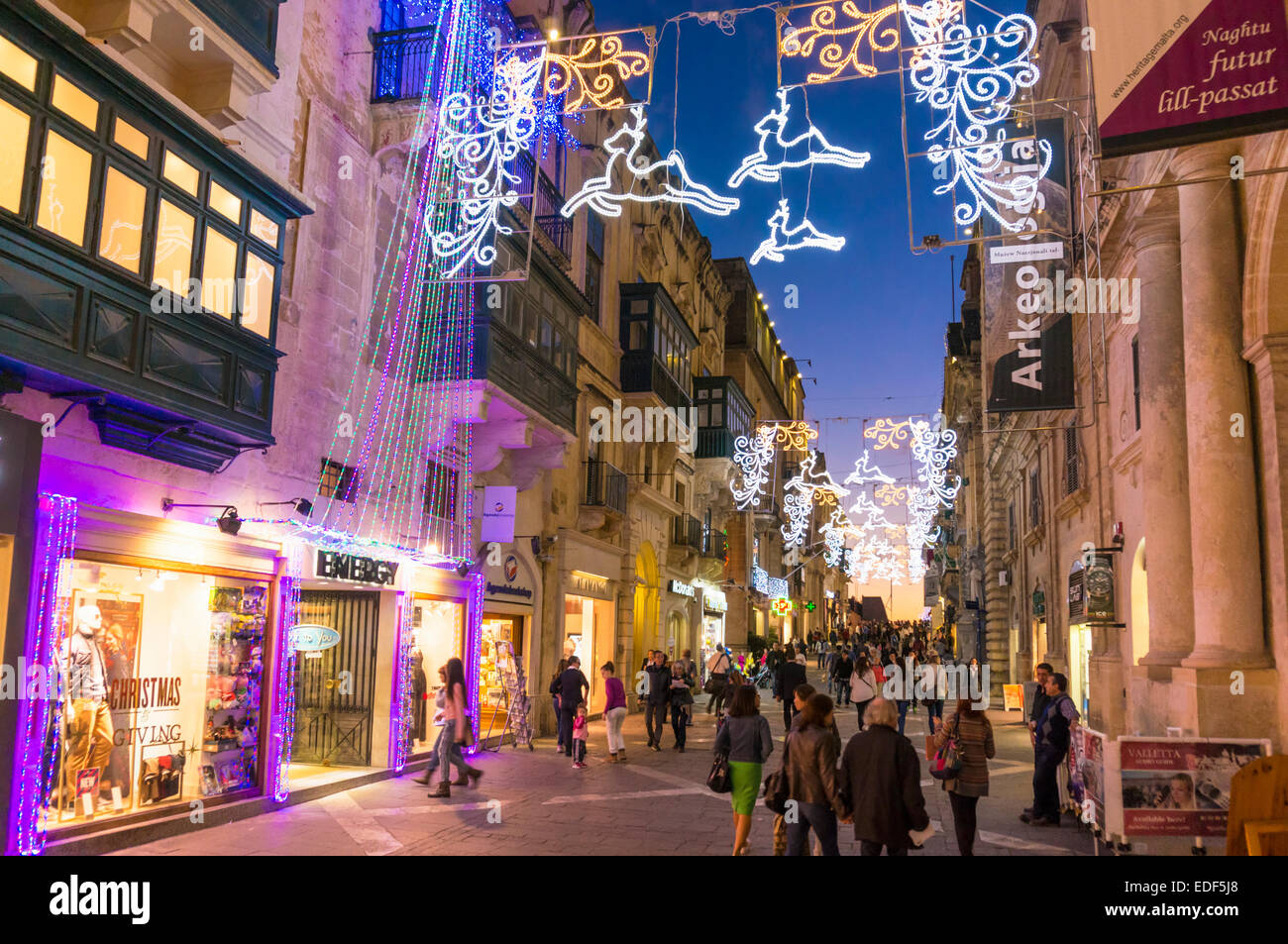 Lumières et de décorations de Noël dans la nuit la Rue de la République La Valette Malte eu Europe Banque D'Images