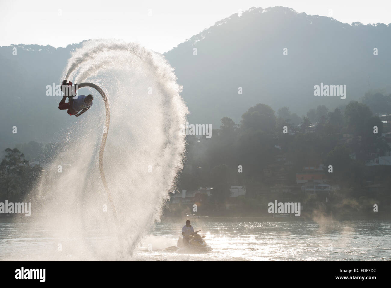 Flyboarding à Valle de Bravo, Estado de México, México. Banque D'Images