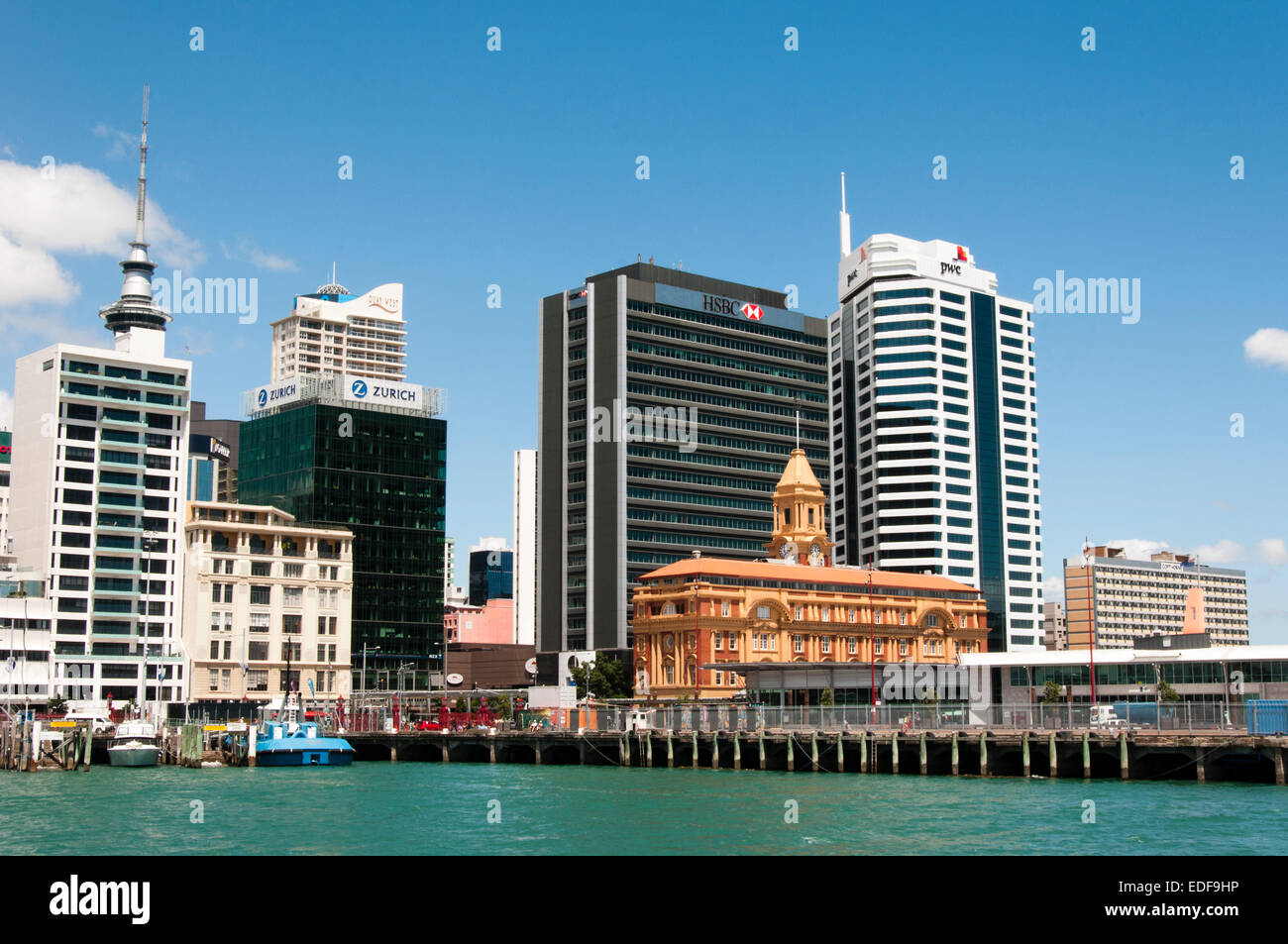 Auckland City skyline à travers le port de Waitemata, Nouvelle-Zélande. Banque D'Images