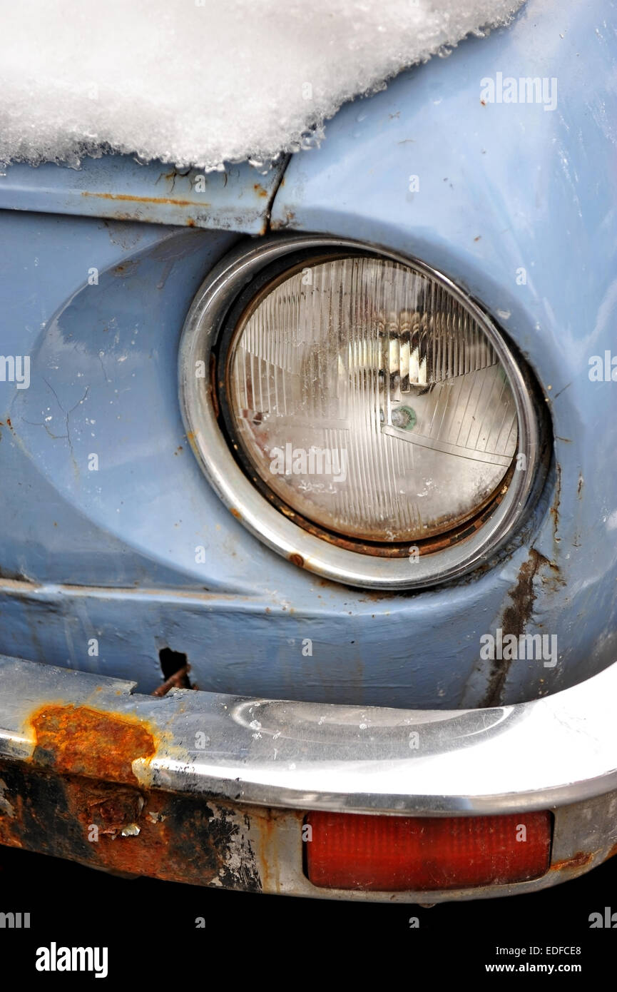 Détail tourné avec un projecteur d'une vieille voiture en hiver Banque D'Images