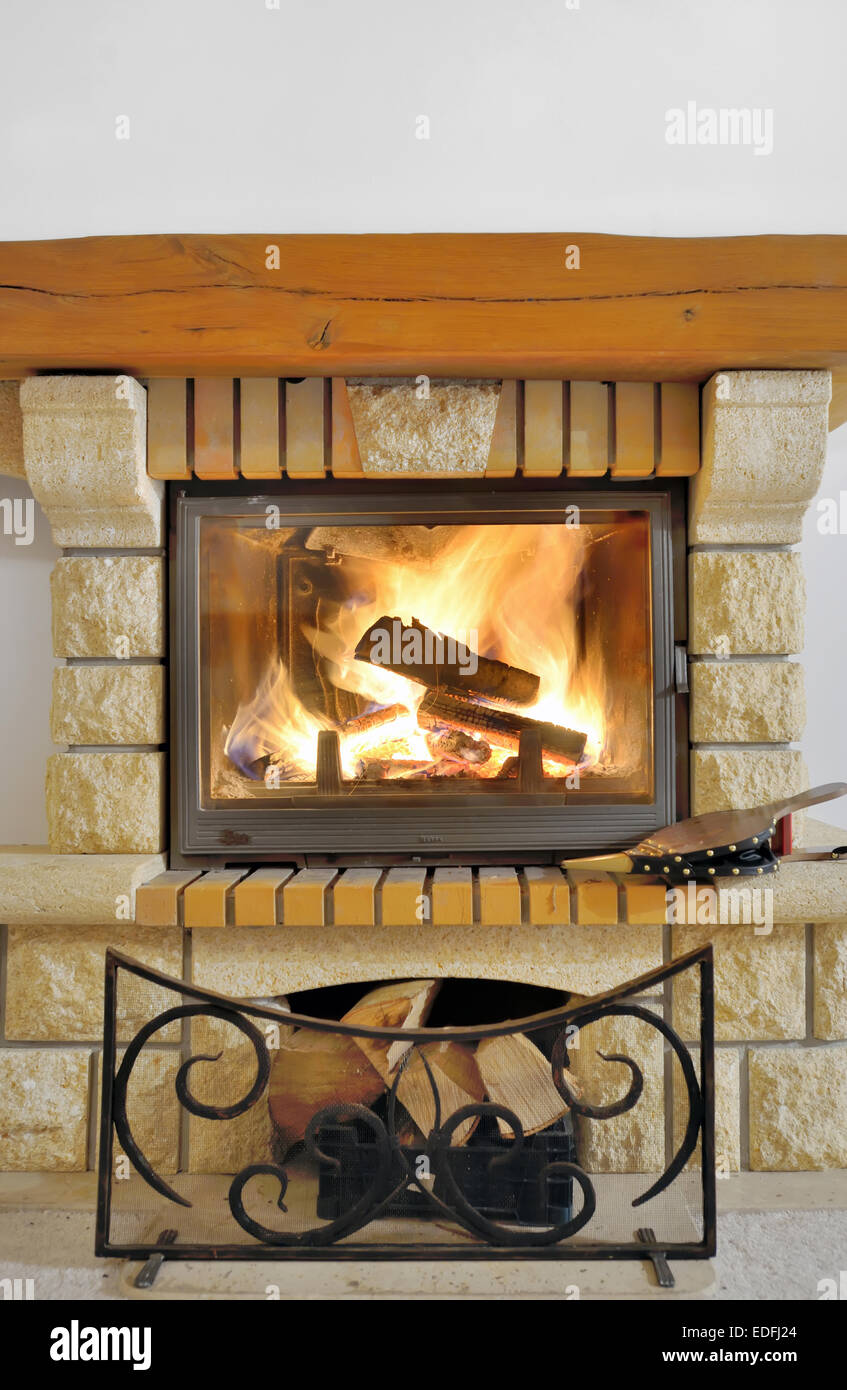 Le feu dans une cheminée. Close Up de bois qui brûle dans le feu Photo — free download