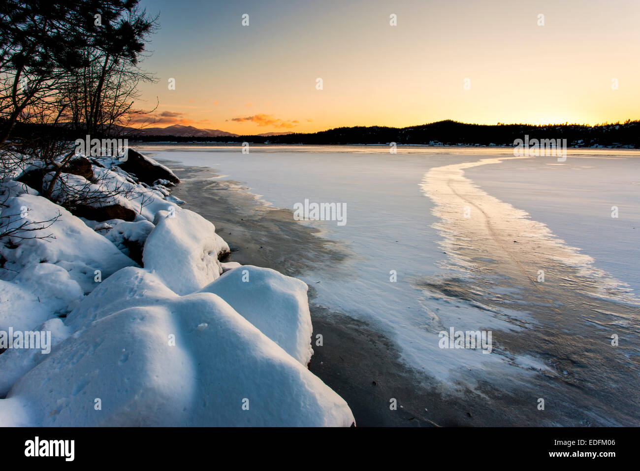 Lac gelé au coucher du soleil. Banque D'Images