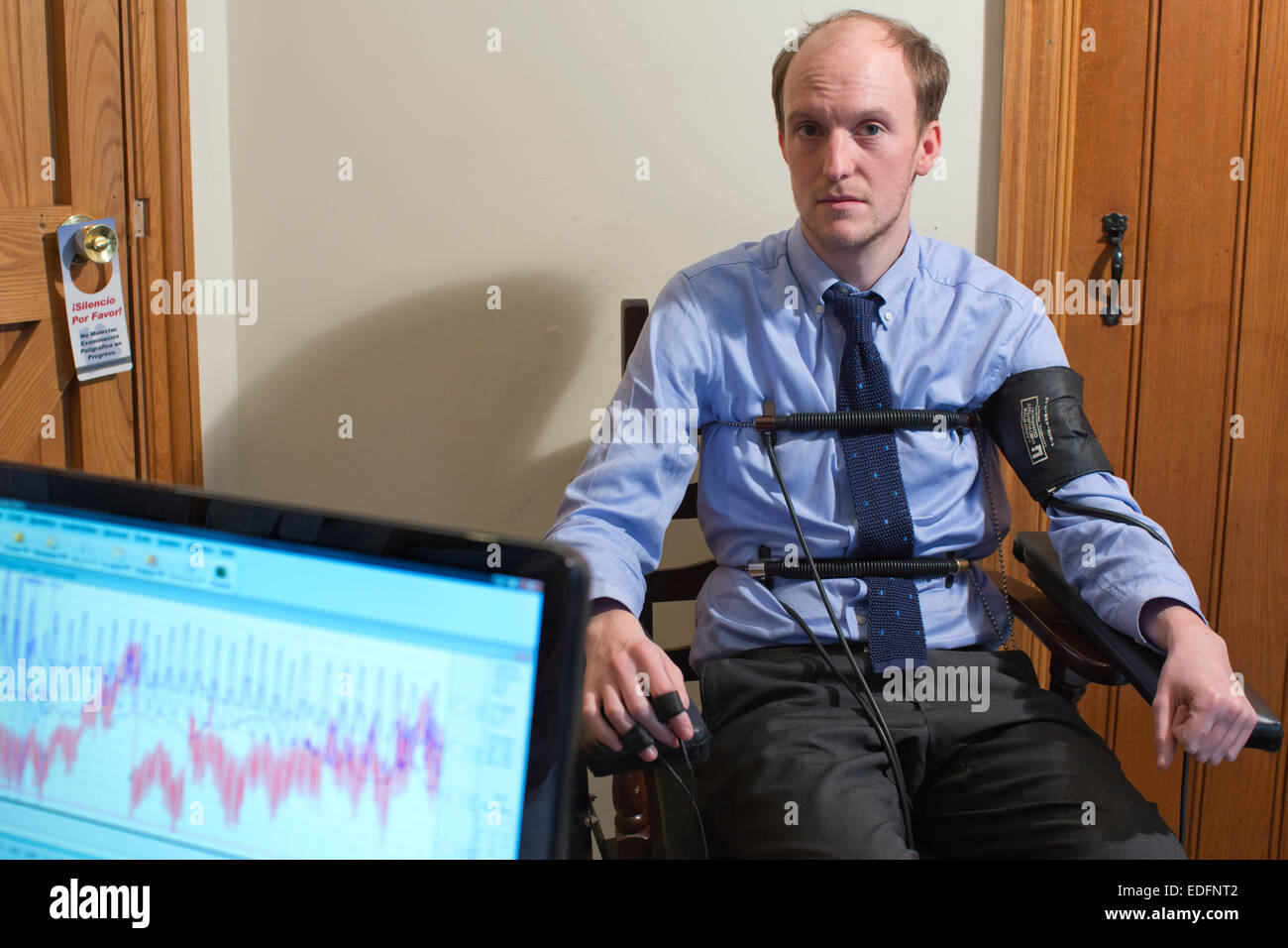 L'homme en cours d'examen à l'aide d'un polygraphe détecteur de mensonge machine qui compare les réponses à certaines des questions pour obtenir la vérité Banque D'Images