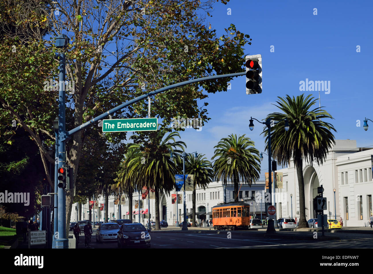 Rue bordée de palmiers Embarcadero avec tramway historique traditionnel San Francisco California USA Banque D'Images