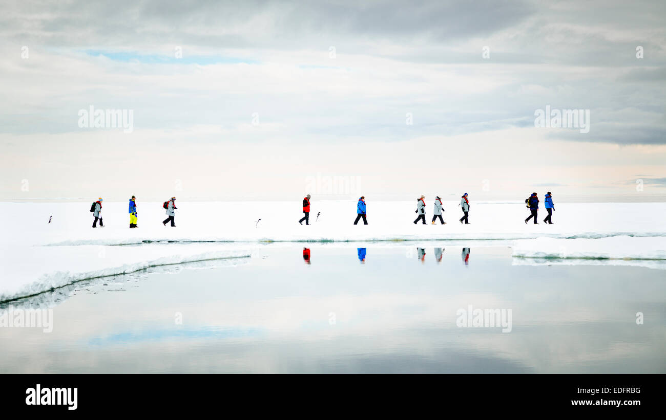 Les passagers de l'Akademik Shokalskiy prendre une marche sur la glace avec manchots adélies. Banque D'Images