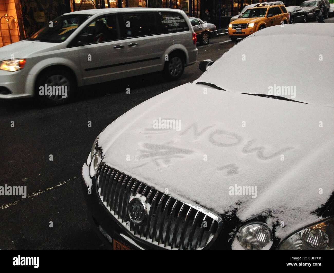 New York, USA. 6 janvier, 2015. Un véhicule passe par un autre recouvert de neige durant une chute de neige à New York, États-Unis, 6 janvier 2015. Credit : Niu Xiaolei/Xinhua/Alamy Live News Banque D'Images