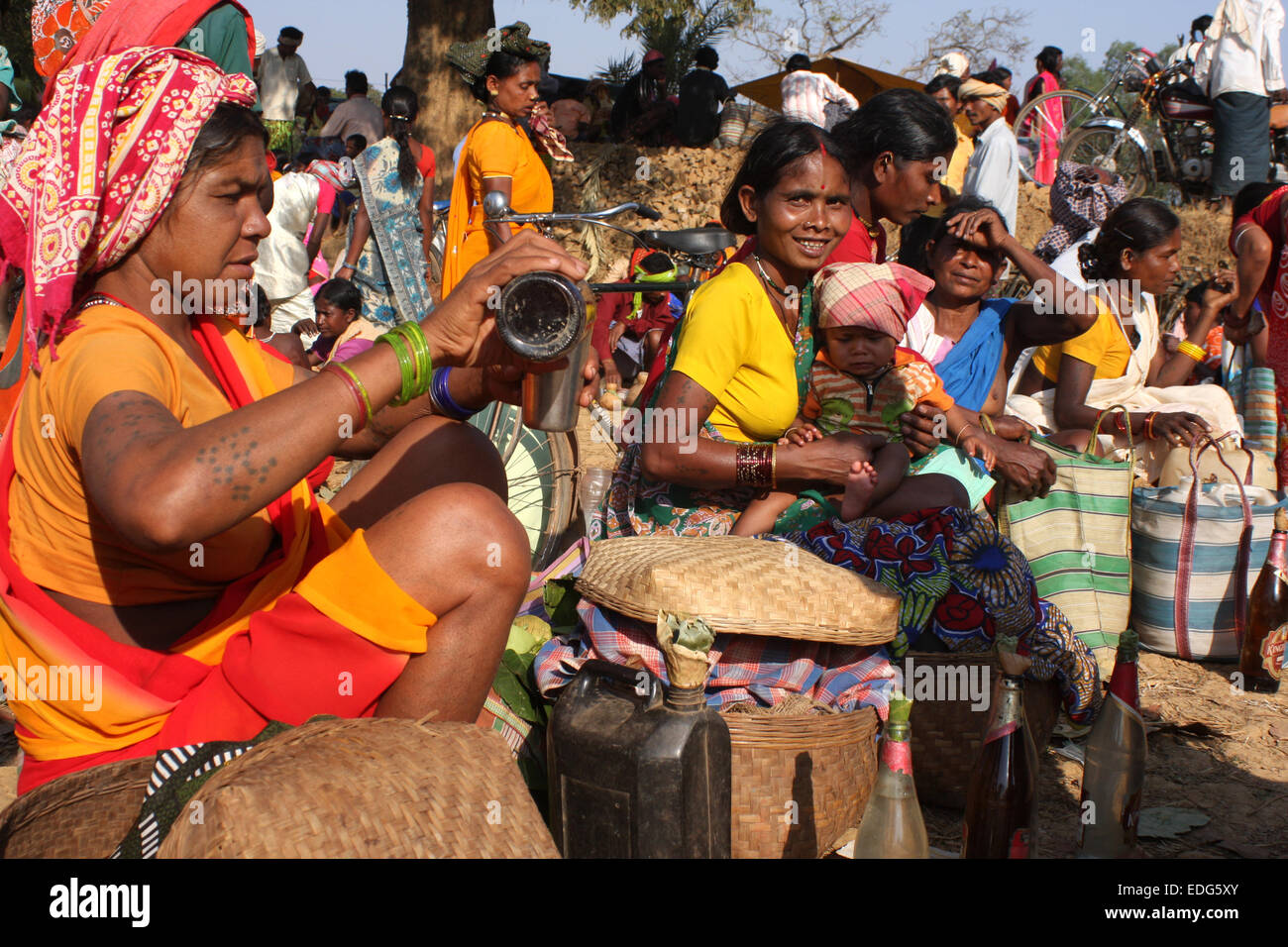 Les femmes Adivasi vend de l'alcool dans Tokapal marché, Chhattisgarh, Madyha Pradesh, Inde Banque D'Images