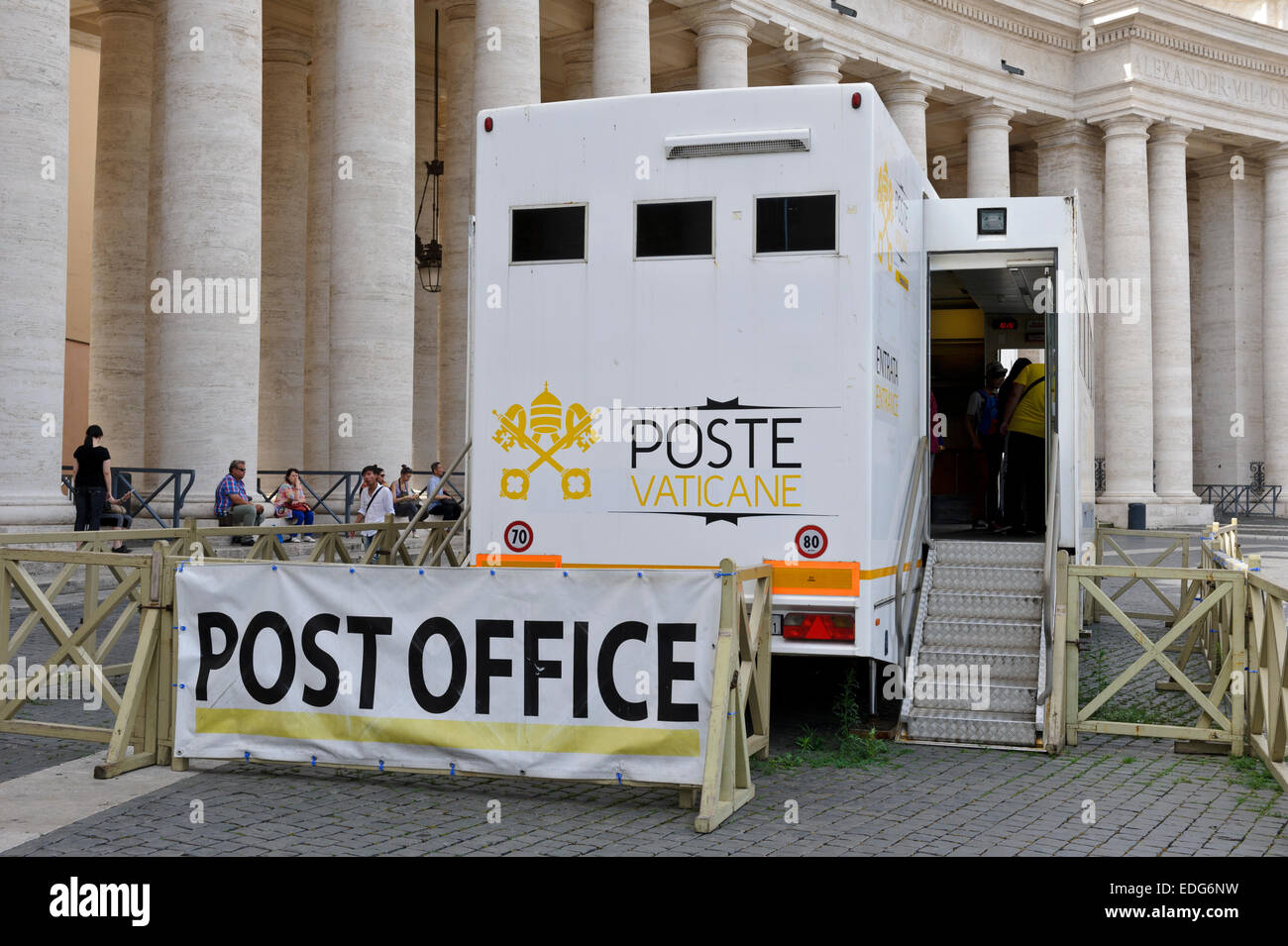 Un petit bureau de poste mobile à St Peter's Square, Rome, Italie. Banque D'Images