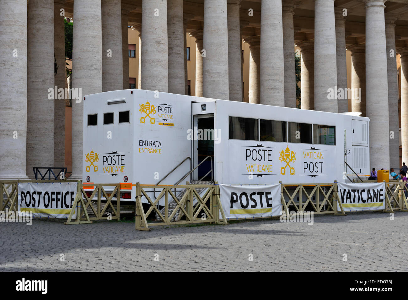Un petit bureau de poste mobile à St Peter's Square, Rome, Italie. Banque D'Images