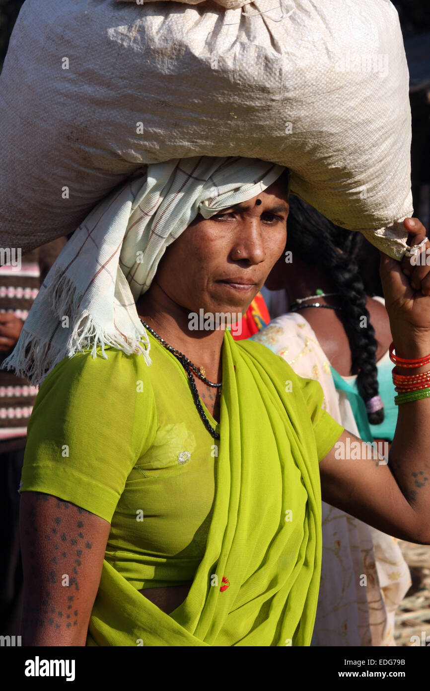 Femme Adivasi dans Tokapal marché, Chhattisgarh, Madyha Pradesh, Inde Banque D'Images