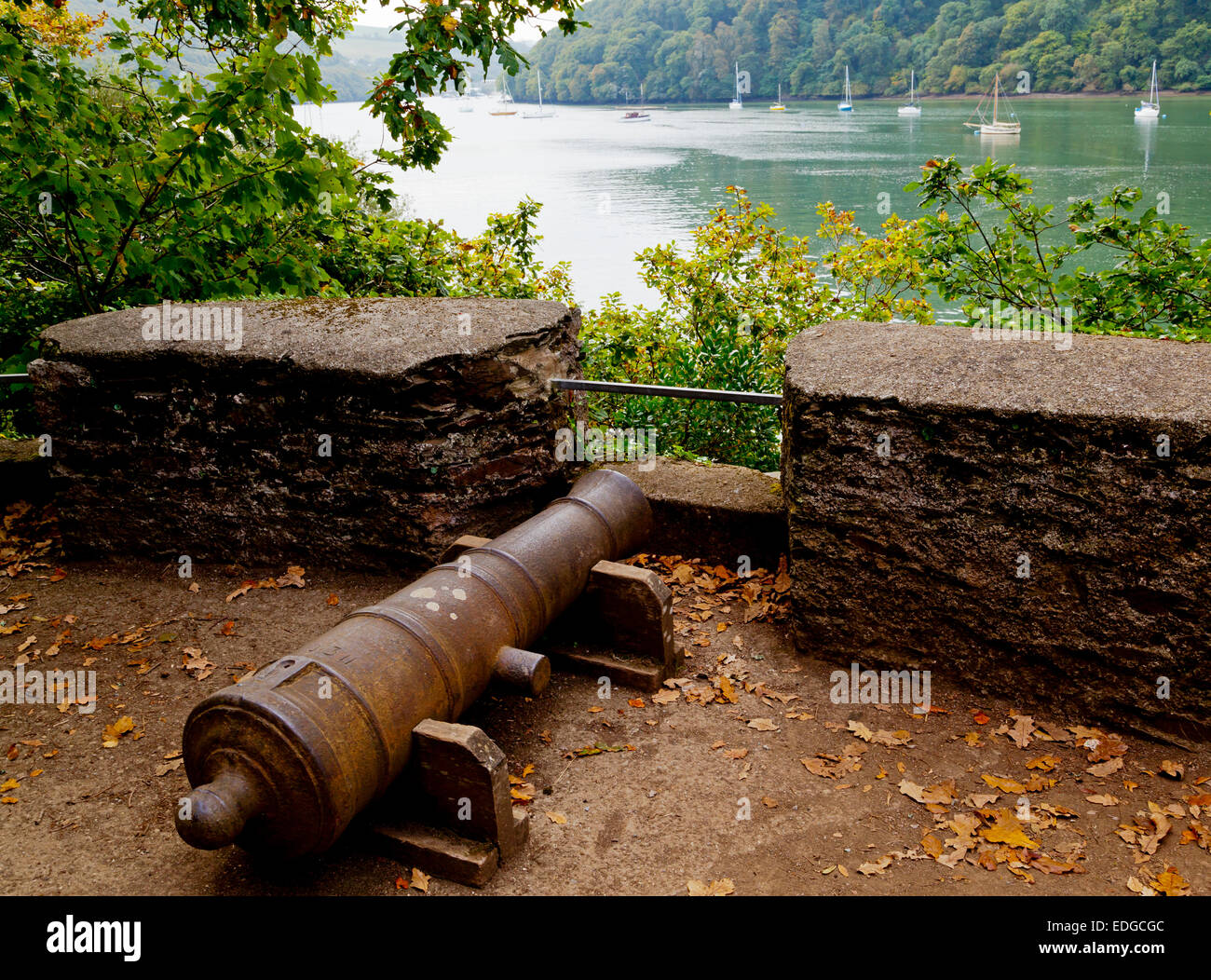 Vieux canon sur une batterie donnant sur la rivière Dart, près de l'estuaire, à Devon, Angleterre Royaume-uni Smugglers Haunt Hotel Banque D'Images