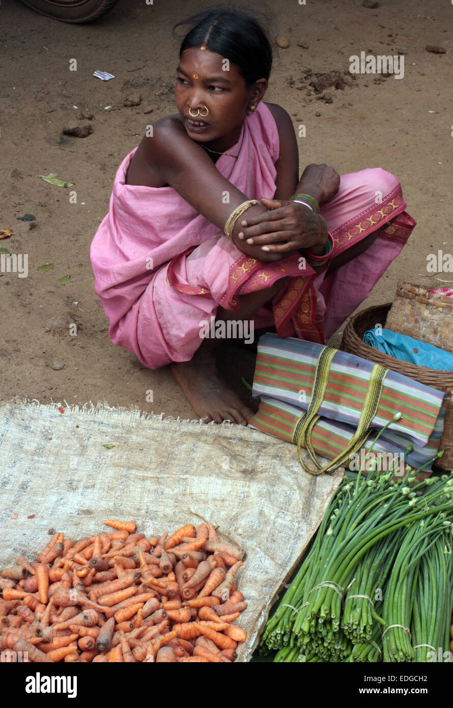 Femme Tribal vente de légumes au marché du jeudi Onkadelli, Orissa, Inde Banque D'Images