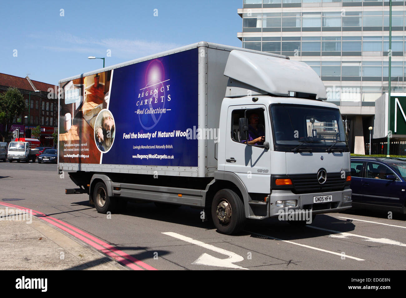 Les véhicules circulant autour de Tolworth rond-point à Surrey, Angleterre Banque D'Images