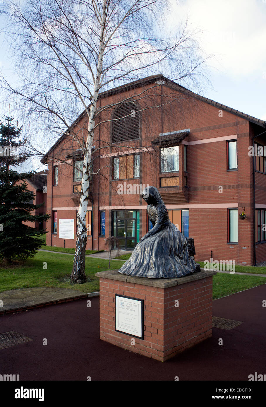 George Eliot statue à l'extérieur de l'hôpital George Eliot, Nuneaton, Warwickshire, England, UK Banque D'Images