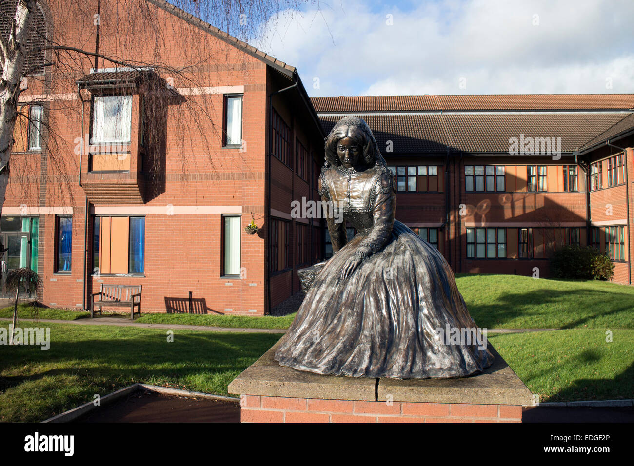 George Eliot statue à l'extérieur de l'hôpital George Eliot, Nuneaton, Warwickshire, England, UK Banque D'Images