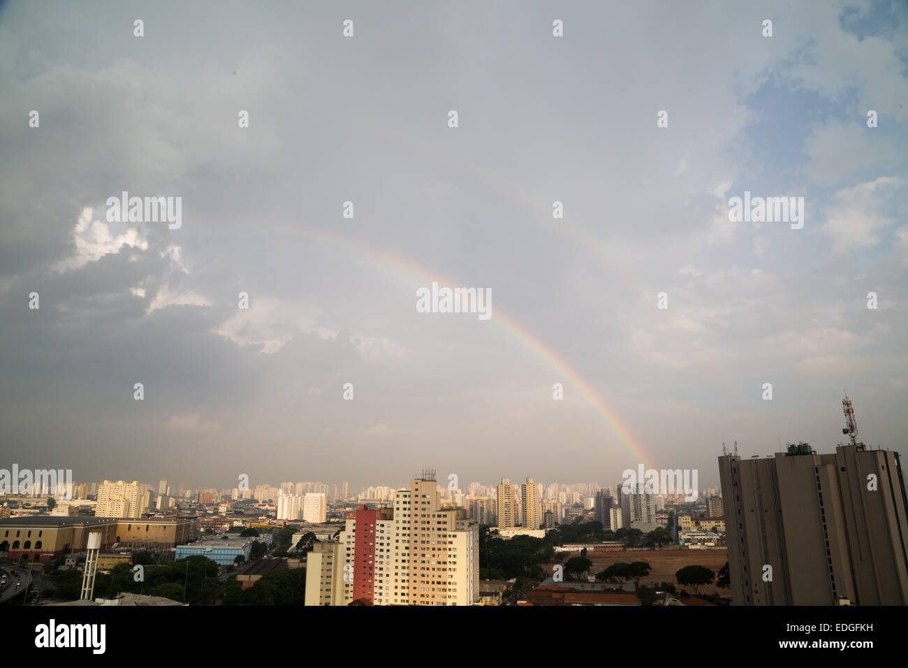 Sao Paulo, Brésil. 6 janvier 2015. Double arc-en-ciel sur la ville après la pluie est vu pendant l'après-midi de ce mardi dans la ville de Sao Paulo. Credit: Andre M. Chang/Alamy Live News Banque D'Images