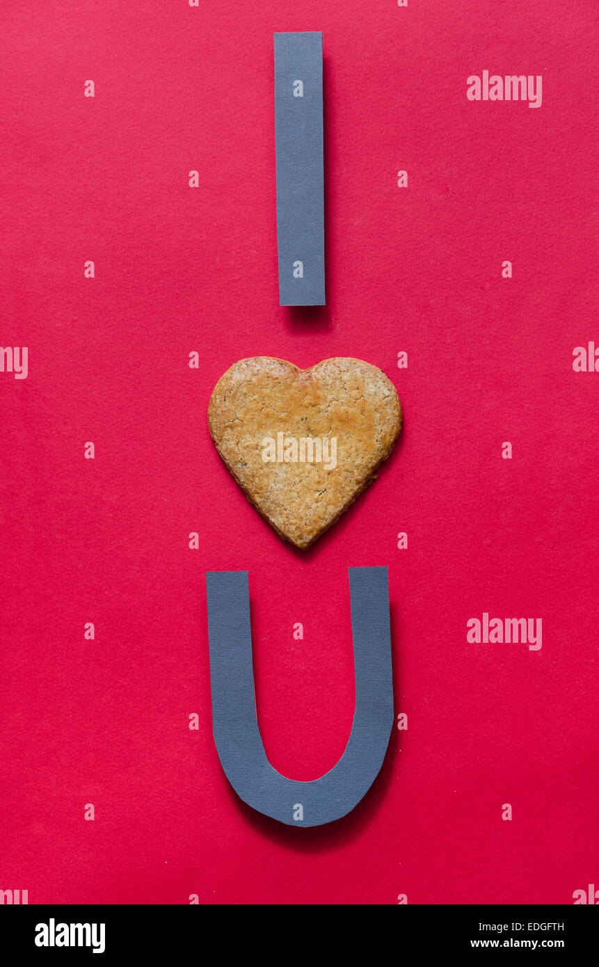 'Je vous aime' faite de papier découpées et un foyer forme cookie Banque D'Images