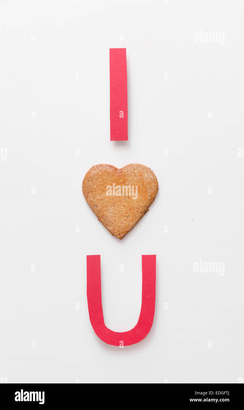 'Je vous aime' faite de papier découpées et un foyer forme cookie Banque D'Images