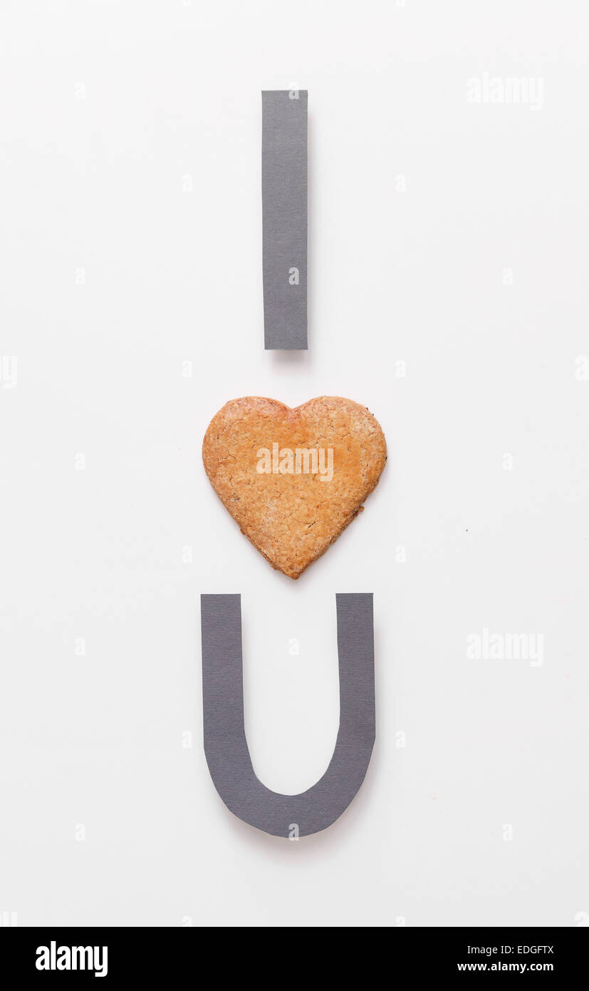 'Je vous aime' faite de papier découpées et un foyer forme cookie Banque D'Images