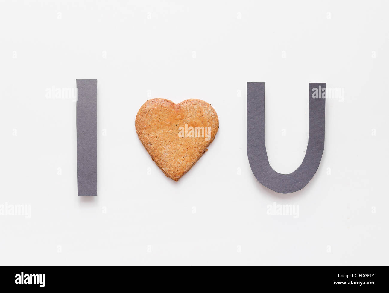 'Je vous aime' faite de papier découpées et un foyer forme cookie Banque D'Images