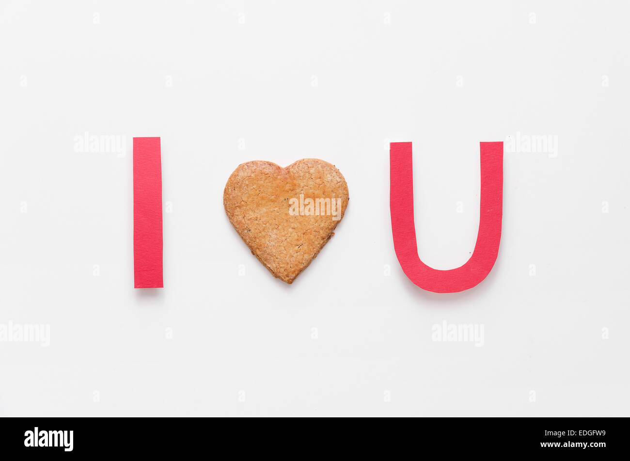 'Je vous aime' faite de papier découpées et un foyer forme cookie Banque D'Images