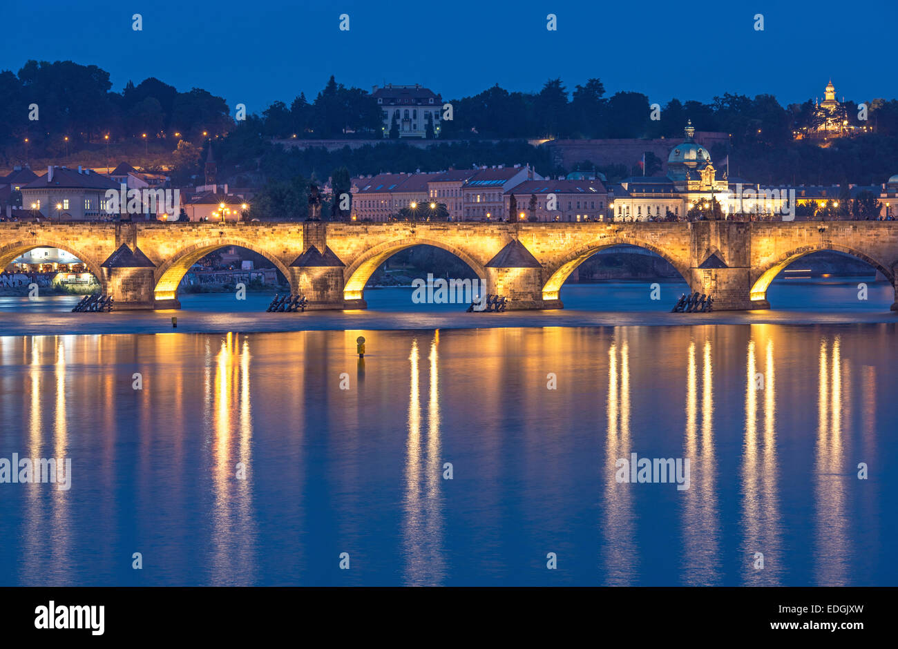 Pont Charles éclairé la nuit sur la Vltava Prague République Tchèque Banque D'Images